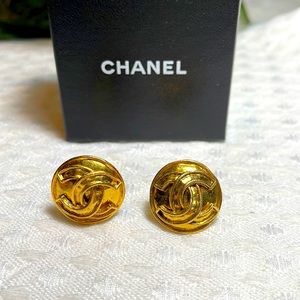 Vintage Gold Chanel Double CC Button Clip-on Earrings Fabulous Jewelry